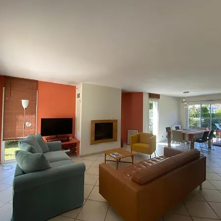 Maison Spacieuse Au Calme Avec Beau Jardin Arbore